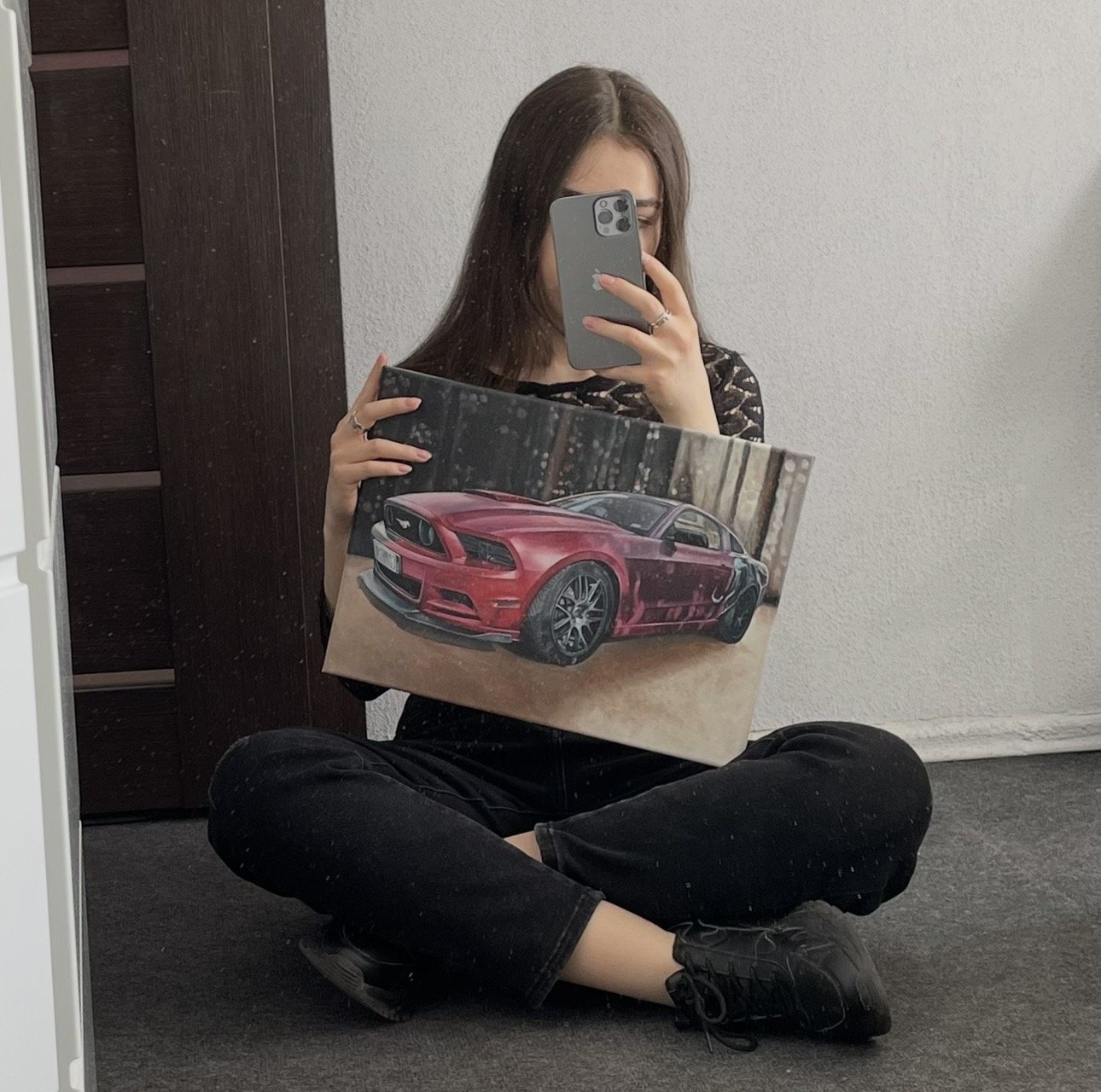 Aleksandra Grązka z obrazem samochodu