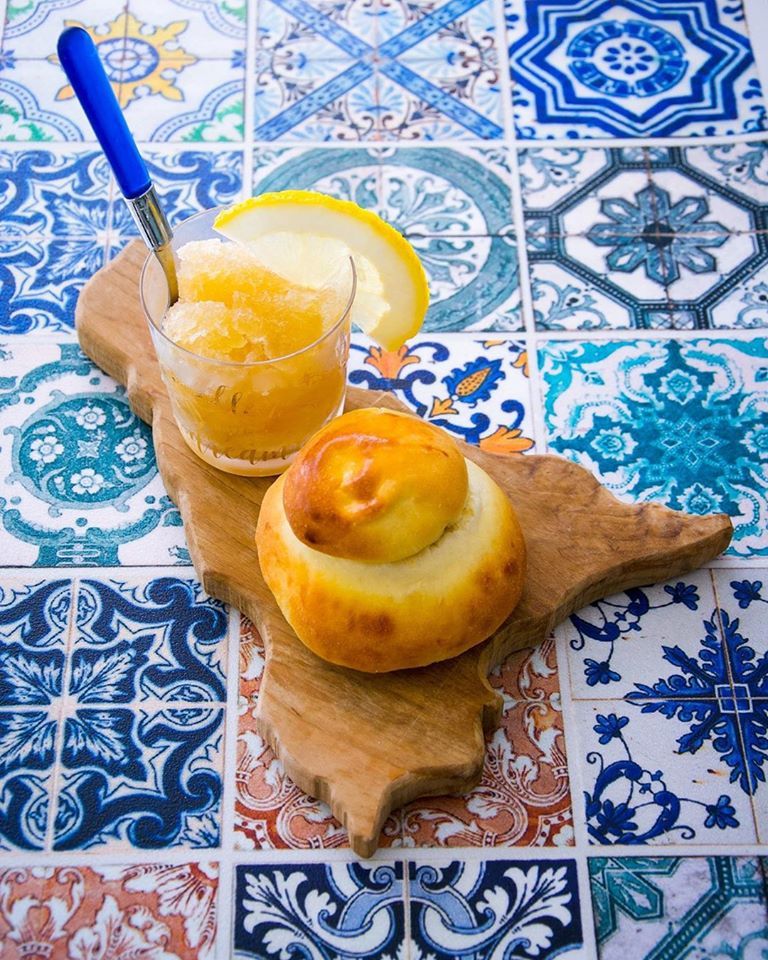 Granita con Brioche