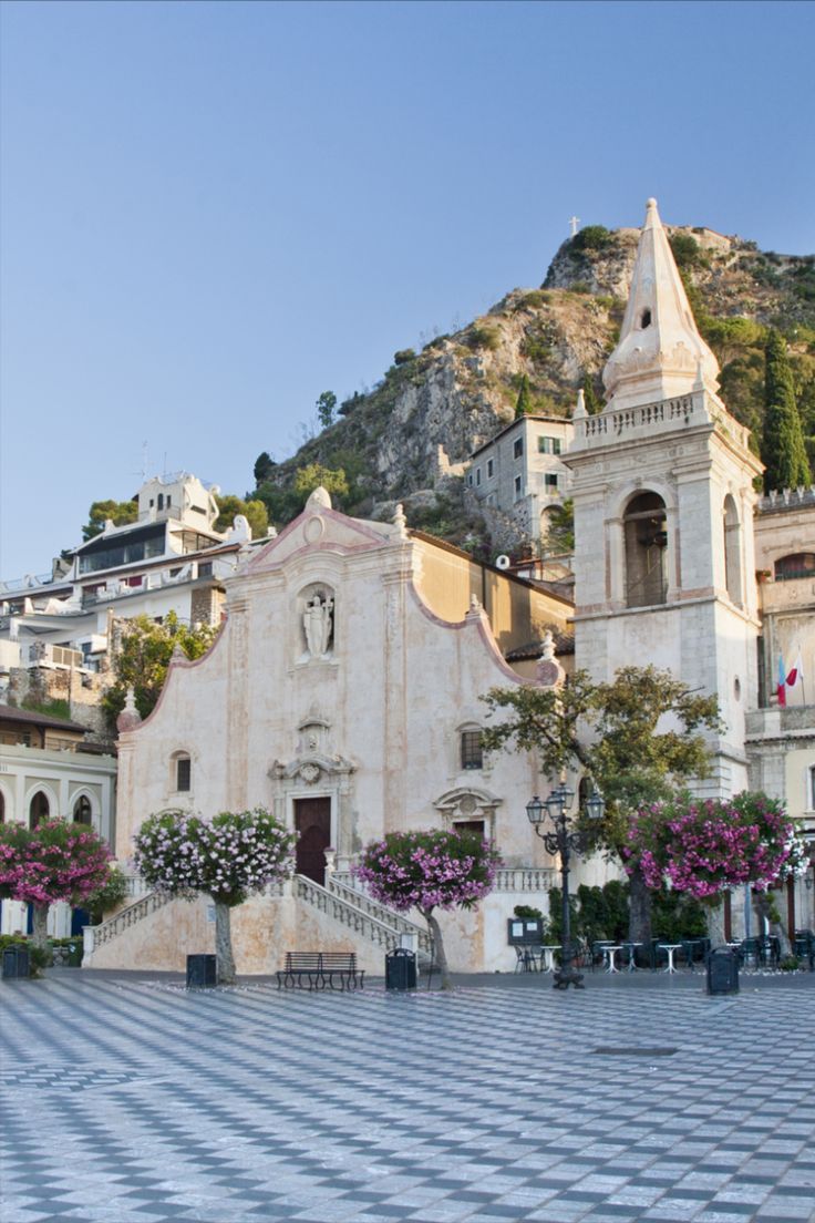 Taormina church square